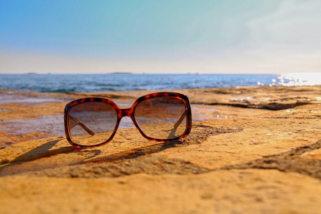 pulire gli occhiali da sole in spiaggia